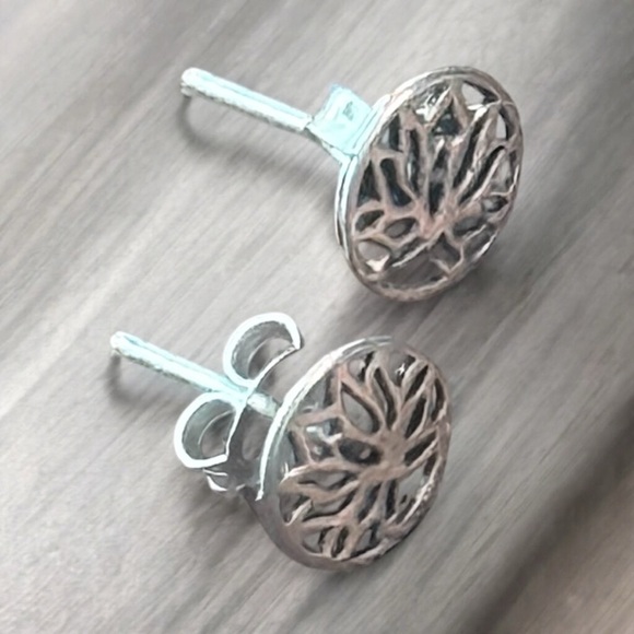 925 Sterling Silver Round Lotus Post Stud Earrings! Hypoallergenic! NEW! - Picture 2 of 4